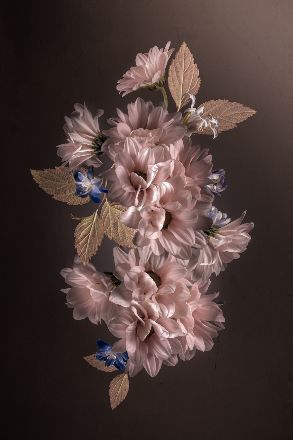samengesteld bloemboeket met roze chrysanten