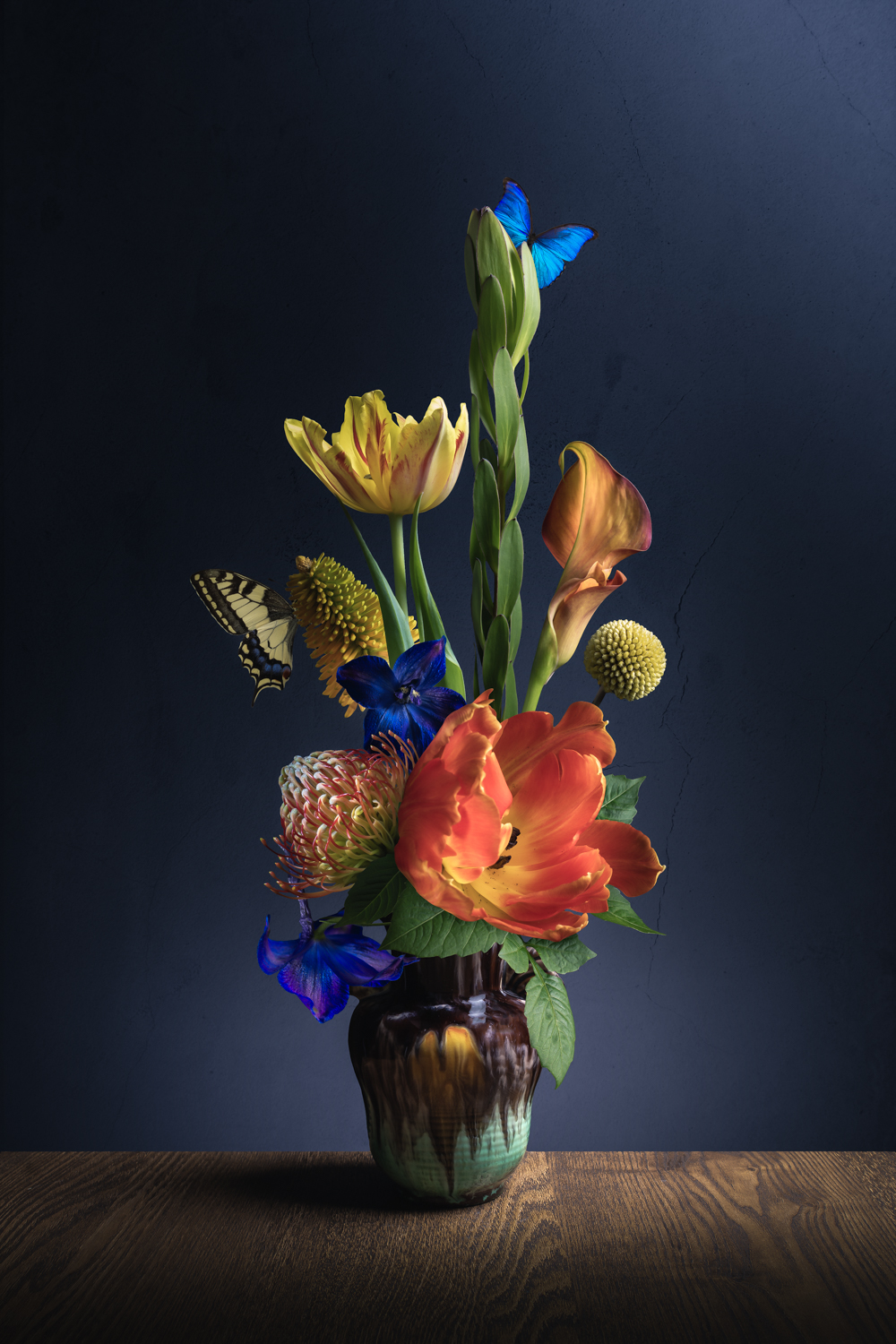 fine art bloemenstilleven met verschillende bloemen en vlinders